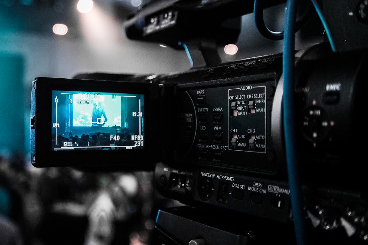 Plateau de tournage cinéma avec matériel machinerie professionnel