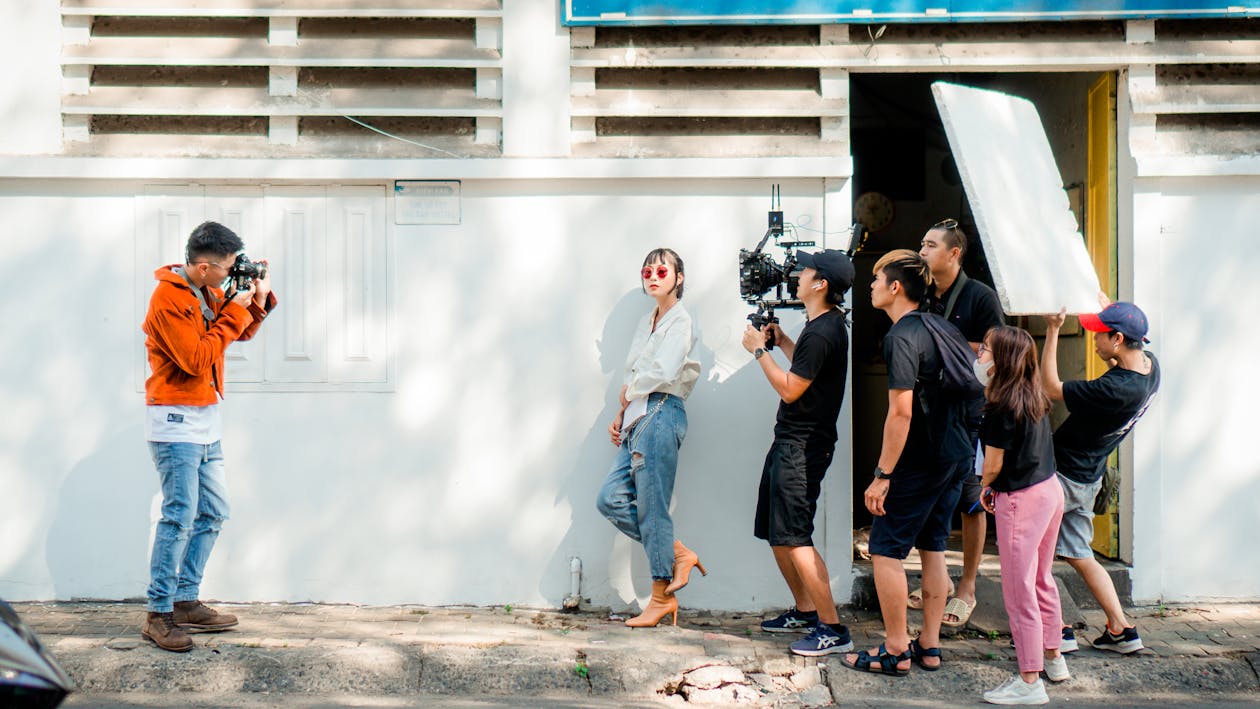 Équipe de tournage sur un plateau de cinéma