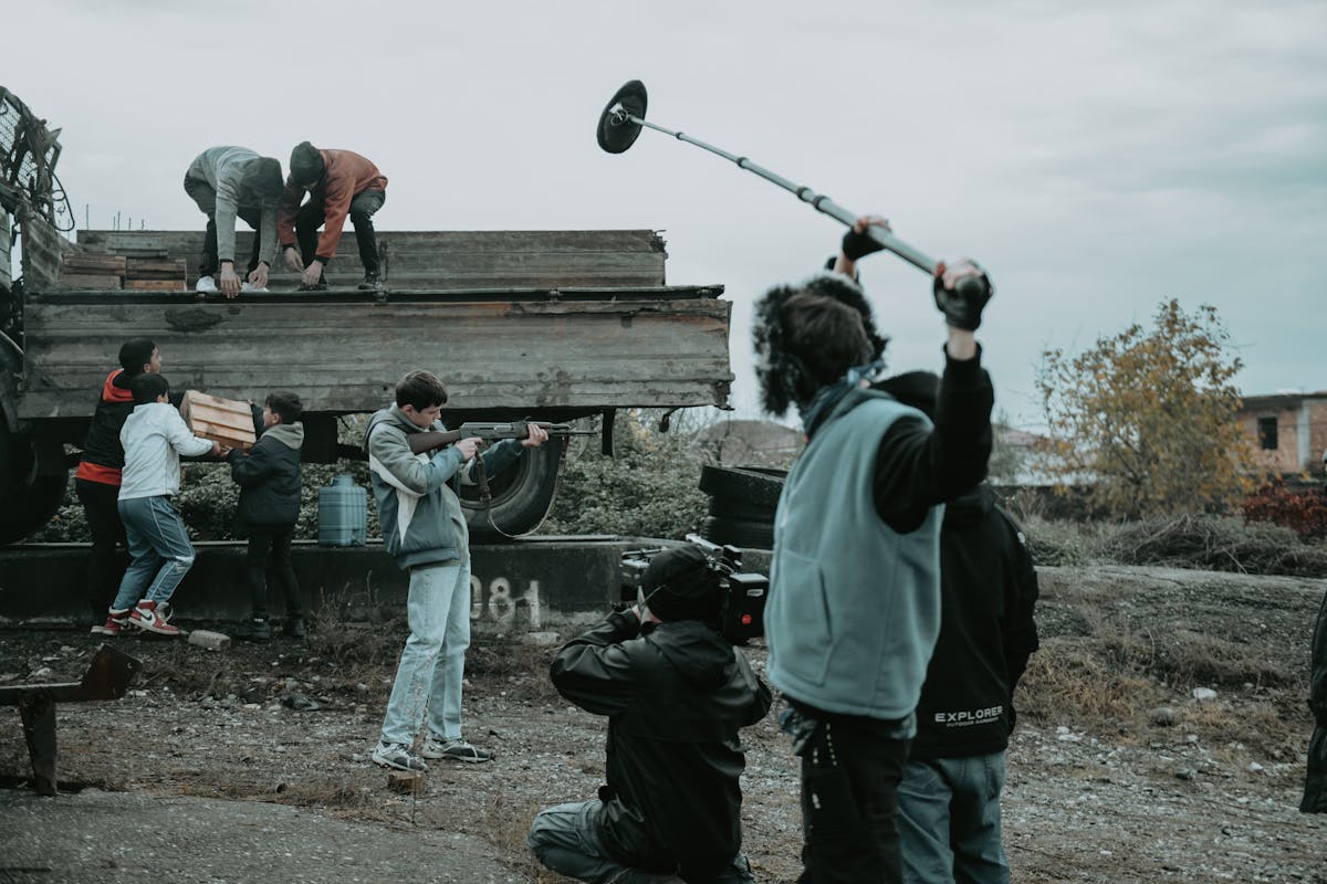 Équipement de machinerie cinématographique — dolly, rails et grue sur un plateau de tournage