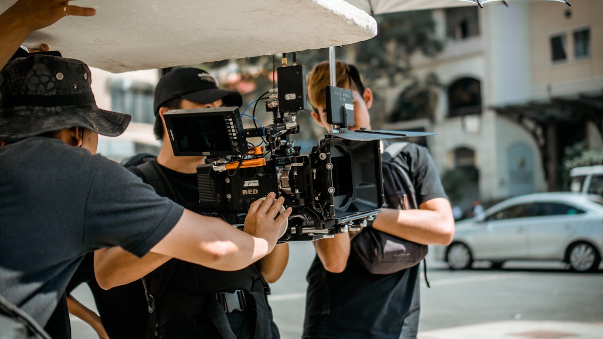 Opérateur caméra sur plateau de cinéma — travelling en cours