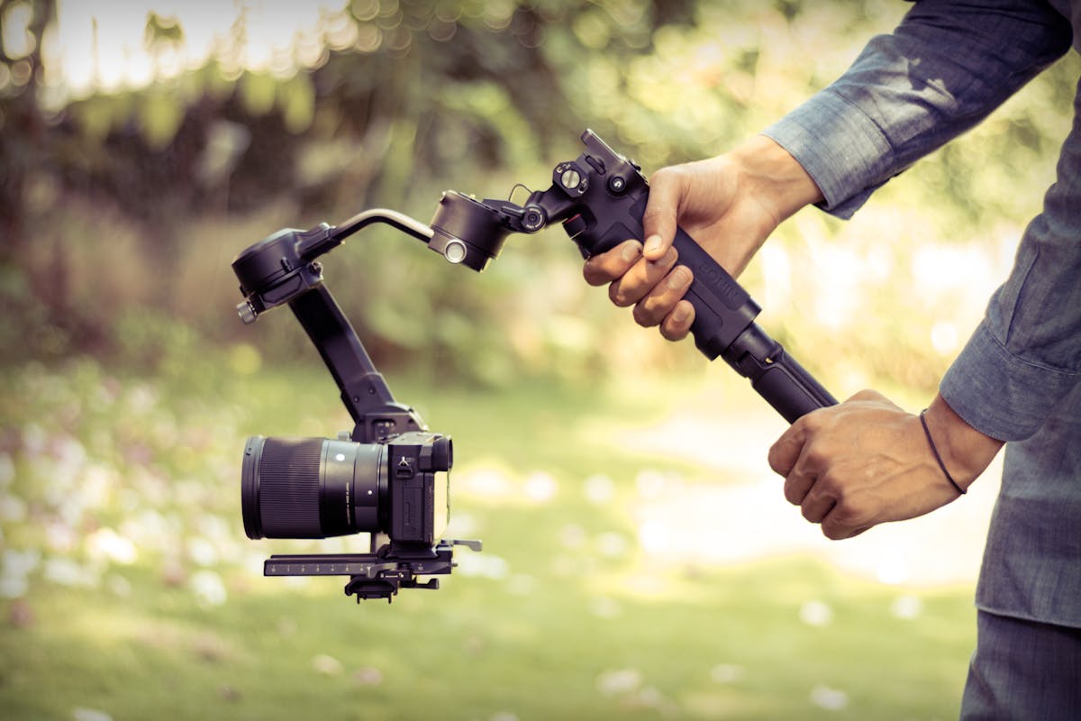 Tête remote sur grue de cinéma — système motorisé télécommandé plateau