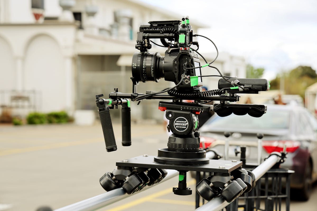 Voiture travelling low loader sur tournage cinéma — plans de suivi véhicule